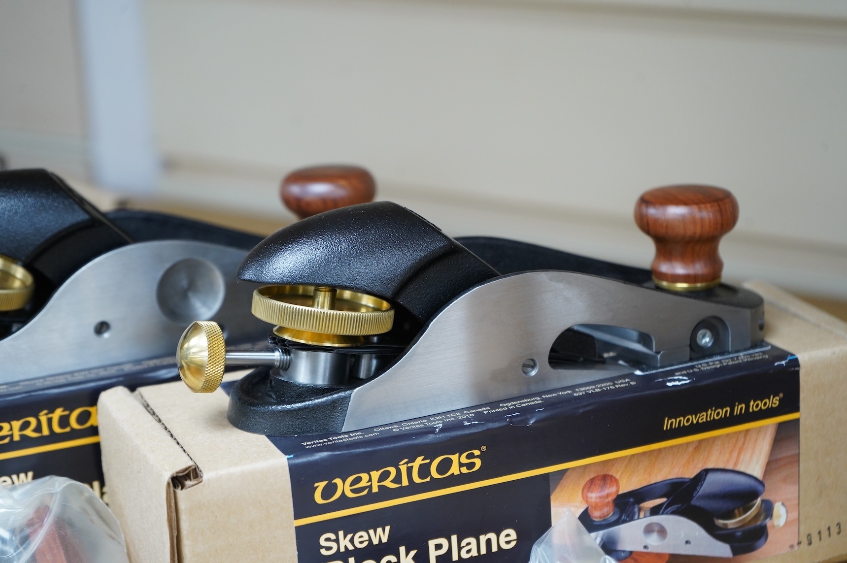 A pair of boxed Veritas Tools skew block planes (left hand and right hand) with paperwork (05P 77.01 and 05P76.01)